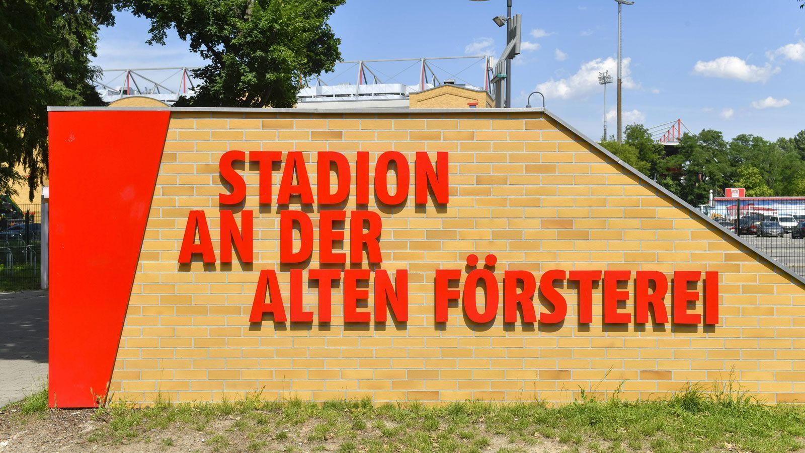 
                <strong>1. FC Union Berlin -  SC Freiburg</strong><br>
                 - Stadion: Stadion An der Alten Försterei - Kapazität: 22.012 - Zugelassene Zuschauer: 5.000 - 7-Tage-Inzidenz: 48,8 (im Bezirk Treptow-Köpenick)
              