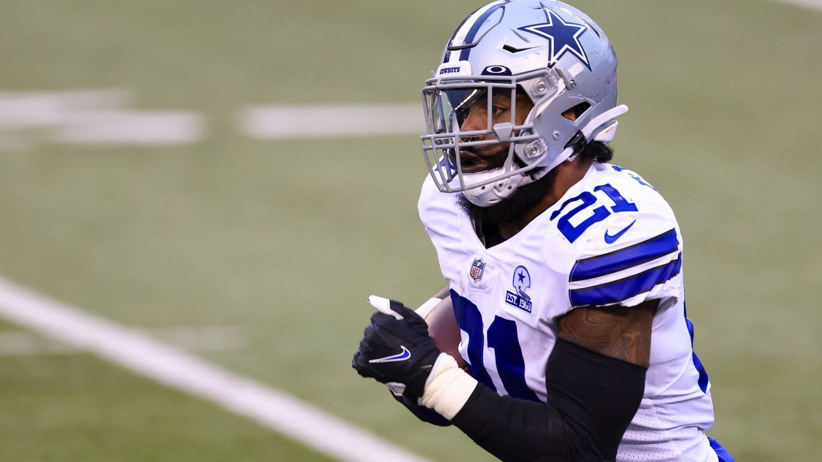 
                <strong>7. Ezekiel Elliott (Dallas Cowboys)</strong><br>
                Der Running Back der Dallas Cowboys, der nach der Spielzeit 2019 Platz 3 belegte, fiel zurück auf Platz 7. Vergangene Saison erlief er 979 Yards, kam auf 338 Receiving Yards und insgesamt acht Touchdowns. Seine fünf Fumbles dürften dazu beigetragen haben, dass er im Ranking nicht weiter vorne gelandet ist.
              