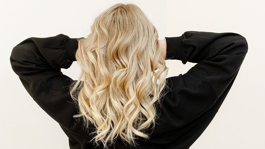 Blond, blond, blond... ist unsere Farbe und wir lieben sie! Wie die blonde Hair-Coloration im Balayage-Stil ganz besonders überzeugt, verraten wir euch im Beauty-Artikel.