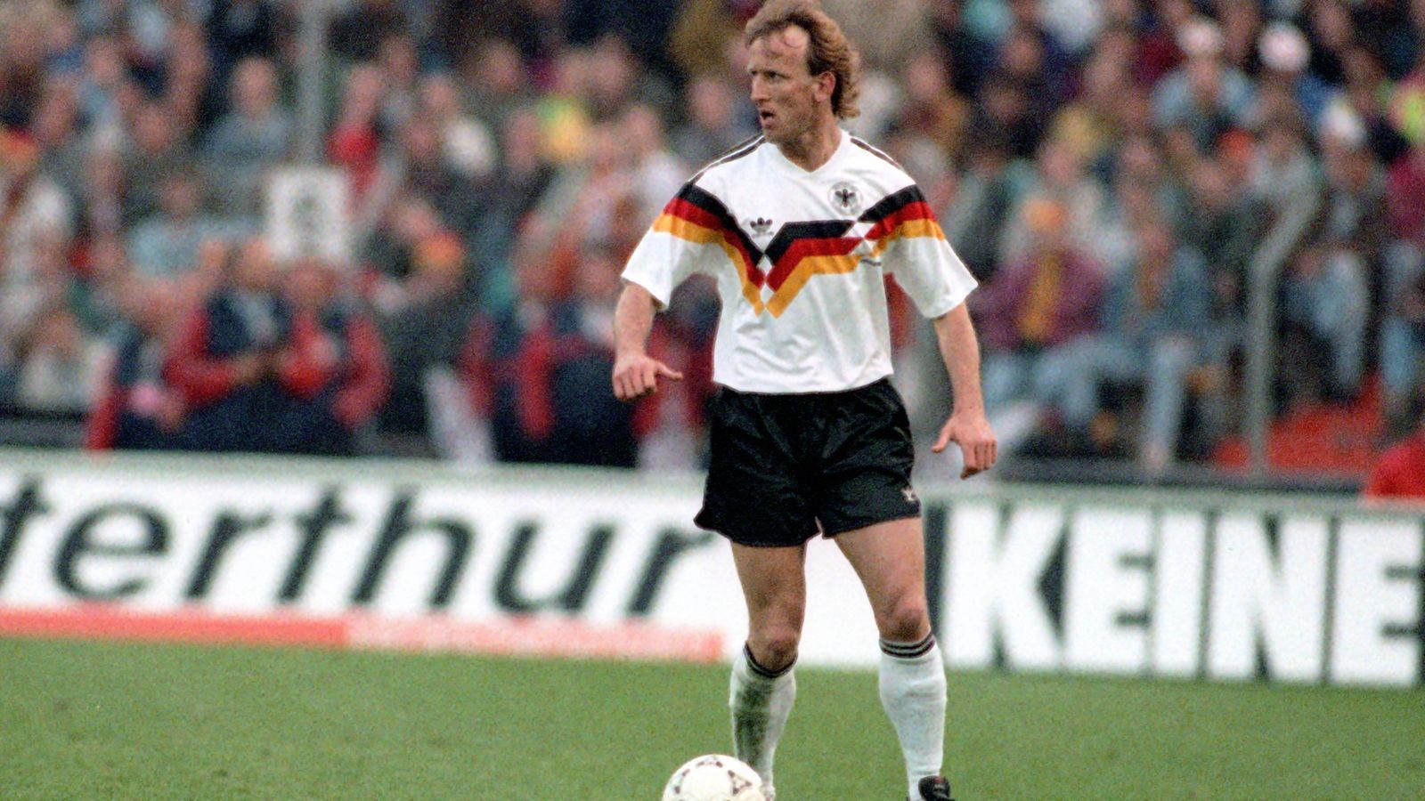 
                <strong>Andreas Brehme</strong><br>
                Mit seinem verwandelten Elfmeter im WM-Finale von 1990 machte sich Andreas Brehme unsterblich. Neben dem WM-Titel gewann Brehme unter anderem Meistertitel in Deutschland und Italien.
              
