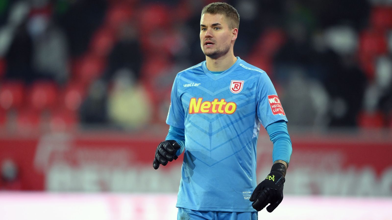 
                <strong>Alexander Meyer (verpflichtet von Jahn Regensburg)</strong><br>
                Da die Dortmunder mit Roman Bürki und Marwin Hitz beide bisherigen Ersatzkeeper abgaben, mussten die Verantwortlichen entsprechend auch zwei Mal auf dieser Position auf dem Transfermarkt aktiv werden. Neben Lotka schnappte sich der BVB noch Routinier Alexander Meyer. Der 31-Jährige kommt ablösefrei vom Zweitligisten Jahn Regensburg nach Dortmund, unterschrieb einen Vertrag bis 2024. "Alexander Meyer hat uns sowohl sportlich als auch menschlich überzeugt. In ihm bekommen wir einen sehr erfahrenen Torhüter, der Ruhe ausstrahlt und in den vergangenen Jahren als Stammkeeper in Regensburg gezeigt hat, dass er über hohe Qualität verfügt", sagte Kehl. Um die Rolle als Nummer 2 hinter Kobel muss sich der 1,95-Meter-Hüne Meyer nun mit Lotka streiten.
              