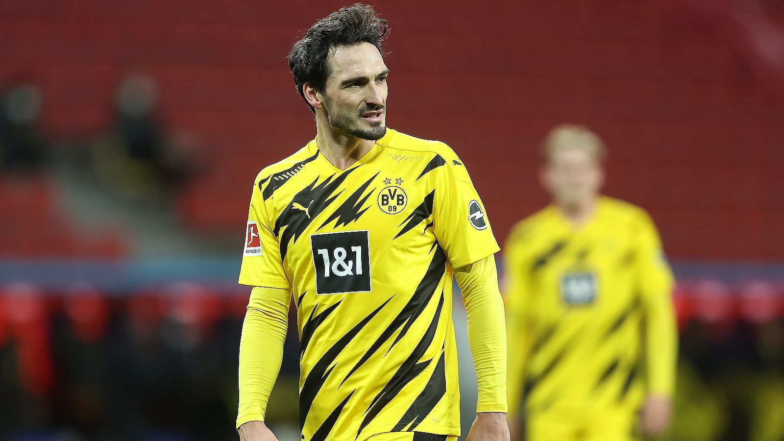 
                <strong>Abwehr: Mats Hummels (Borussia Dortmund)</strong><br>
                Der Ex-Nationalspieler Mats Hummels war trotz durchwachsener Hinrunde des BVB inklusive eines Trainerwechsels ein Leistungsträger des Champions-League-Teilnehmers. Mit einer Quote von 67,59 Prozent war der Routinier der zweikampfstärkste Spieler der Bundesliga-Hinrunde (bei Spielern mit mehr als zehn Einsätzen). Als es im Herbst 2020 im DFB-Team eher schlecht lief, forderten nicht wenige Fans und Experten eine Rückkehr von Hummels in die Nationalmannschaft. Obendrein stellte sich der Weltmeister von 2014 auch in den kritischen Momenten der Hinrunde immer auch abseits des Platzes den Medien und äußerte dabei sehr ehrlich und authentisch seine Einschätzungen.
              