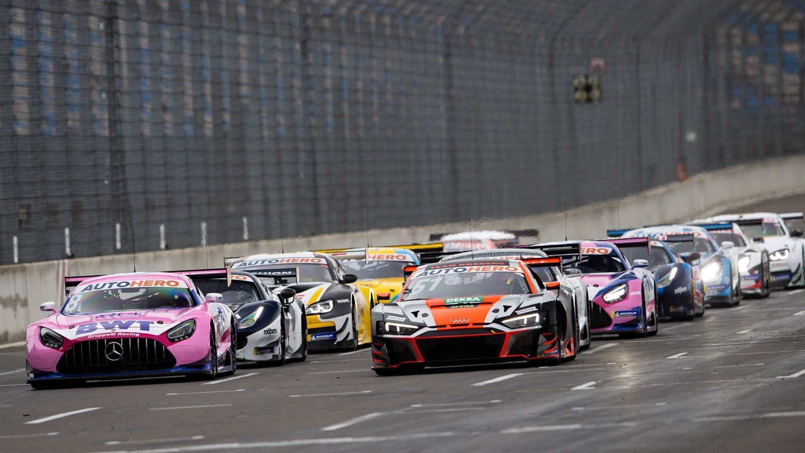 
                <strong>Fliegende Starts</strong><br>
                Die DTM setzt seit 2021 nicht mehr auf stehende, sondern die im GT-Sport üblichen fliegenden Starts. In gewisser Weise kennen die Fans diese auch aus den vergangenen Saisons. Denn der "DTM Formation Start" ist ein rollender Start mit dichtgestaffelten Zweier-Reihen nach Indy-Muster, der bereits nach Safety-Car-Phase genutzt wurde.
              