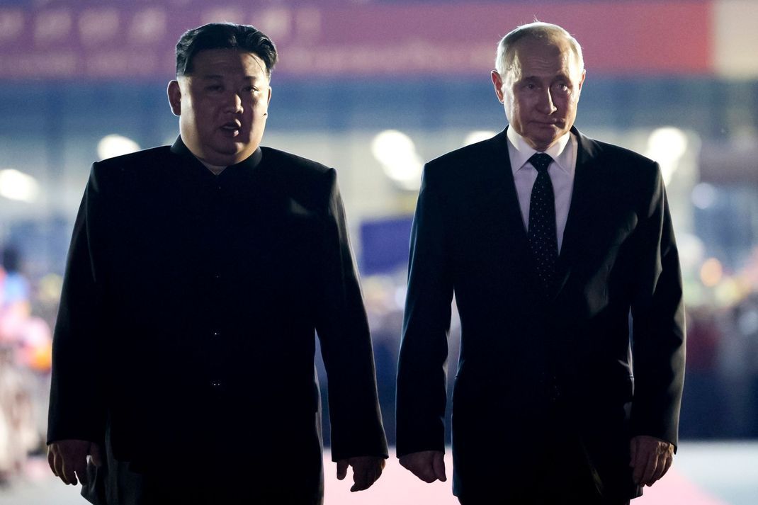 Nordkoreas Machthaber Kim Jong-un (links) und Kremlchef Putin: Südkoreas Geheimdienst geht davon aus, dass Nordkorea Truppen in den Ukraine-Krieg entsendet.