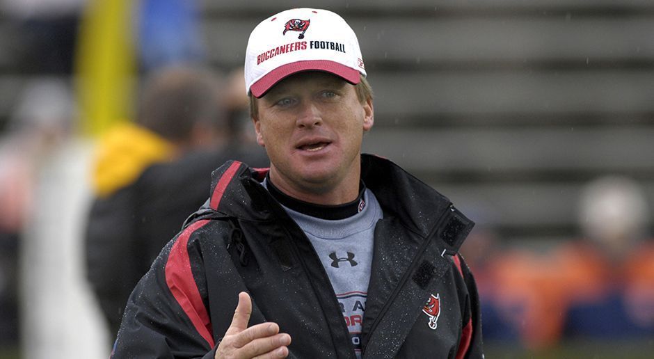 
                <strong>Jon Gruden - ESPN-Analyst</strong><br>
                Zuletzt arbeitete Jon Gruden von 2002 bis 2008 als Head Coach der Tampa Bay Buccaneers in der NFL. Seitdem ist der Taktikfuchs als Analyst für den Fernsehsender "ESPN" tätig. Zusätzlich bespricht er mit potenziellen Quarterback-Talenten vor dem Draft bestimmte Taktikaspekte in seiner Show "Jon Gruden's QB Camp". Obwohl er lange nicht mehr als Trainer an der Seitenlinie stand, gilt Gruden mit seiner Expertise immer noch als potenzieller Head Coach für Teams in der NFL. Immerhin konnte der 53-Jährige im Jahr 2003 den Super Bowl gewinnen. 
              