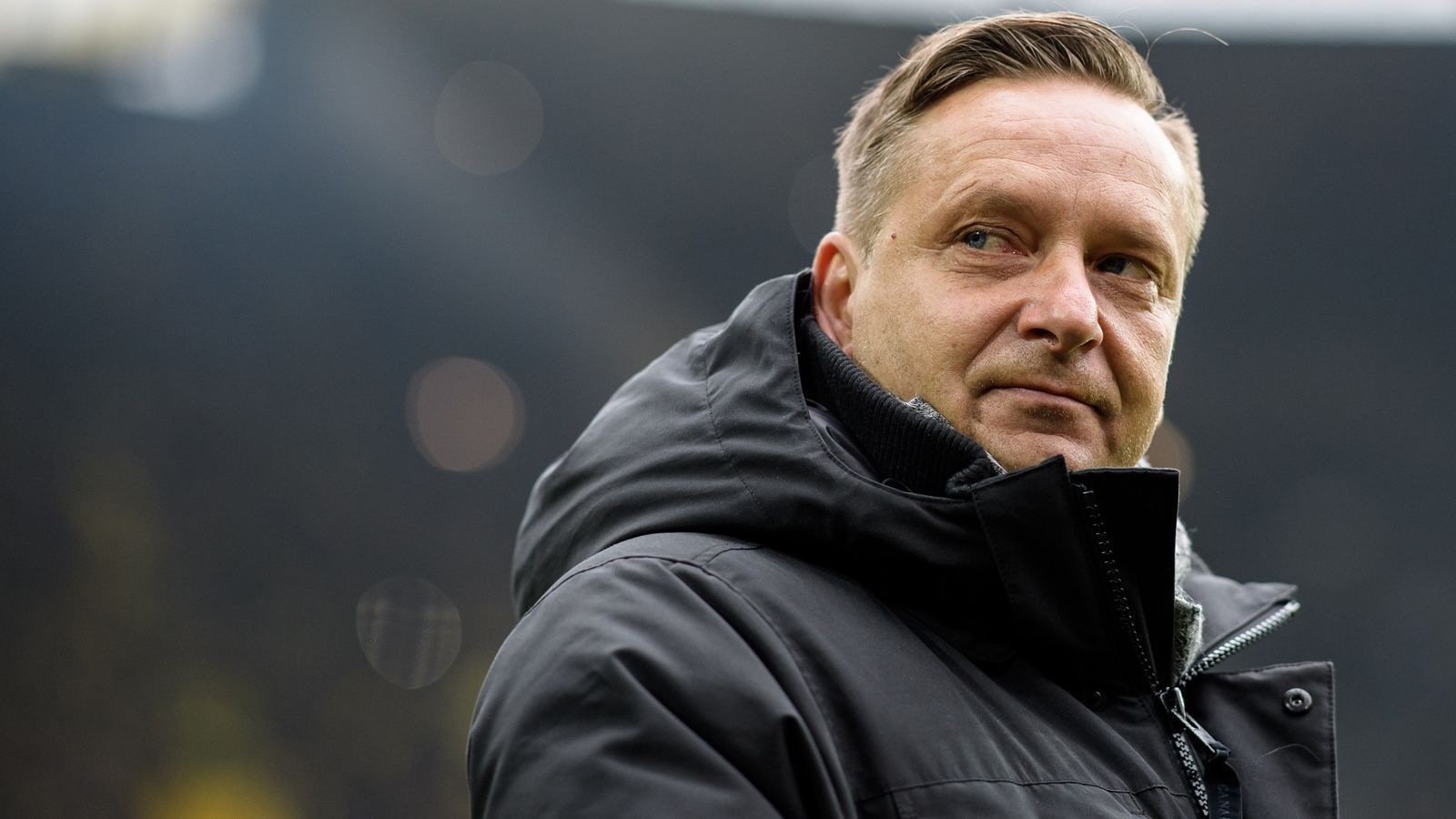 
                <strong>Horst Heldt</strong><br>
                Das wäre ein Hammer! Wie die "Bild" bereits im Januar berichtete, soll bei den Schalkern intern sogar eine mögliche Rückkehr von Ex-Manager Horst Heldt diskutiert worden sein. Der aktuelle Manager von Hannover 96 arbeitete von 2011 bis 2016 für die Knappen und das, vor allem aus heutiger Sicht, ziemlich erfolgreich. Unter Heldts Leitung kam S04 mehrere Male ins internationale Geschäft, dennoch stand der heute 49-Jährige bei den Fans immer wieder heftig in der Kritik. Sein Vertrag beim Bundesliga-Abstiegskandidaten aus Hannover läuft noch bis 2021.
              