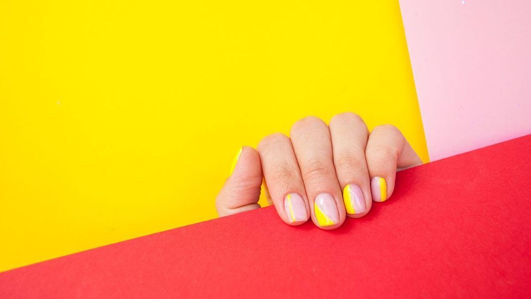 Abstract Line Art – für alle, die ihren Nagellack-Look etwas auffälliger gestalten und dennoch nicht auf den French Style verzichten möchten: Hier findet ihr Design-Inspirationen.