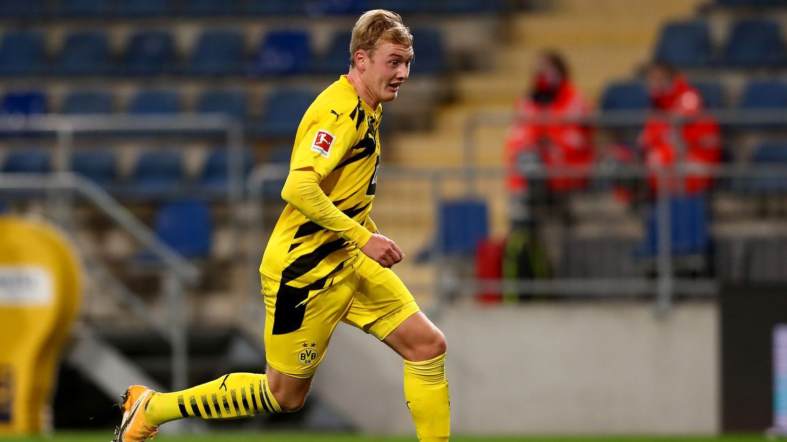 
                <strong>Julian Brandt</strong><br>
                Julian Brandt stand schon in der Zeit unter Ex-Trainer Marco Rose unter Beobachtung, nachdem er kaum seine Topleistung erreichte. Trotz angeblicher Angebote bekannte sich der Ex-Leverkusener bislang jedoch immer zum BVB. Unter Rose-Nachfolger Edin Terzic blühte Brandt zuletzt auf und unterschrieb mittlerweile einen neuen Vertrag bis .
              