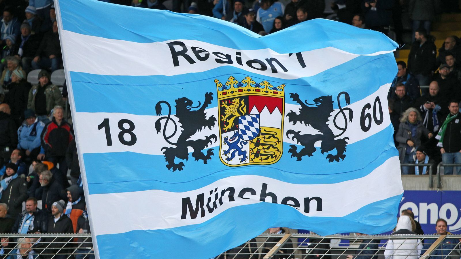 
                <strong>Erstes Derby gegen 1860 München im Jahr 1902</strong><br>
                Bis es zum ersten Derby zwischen dem FC Bayern München und 1860 München kam, dauerte es dann noch ein wenig. Am 2. September 1902 trat der FC Bayern (in blauen Trikots) erstmals gegen 1860 München (in roten Trikots) an und gewann mit 3:0. Wer sich jetzt vielleicht fragt, wie und wann der FC Bayern zu seinen heute roten Trikots kam, der bekommt gleich die Antwort - im nächsten Bild.
              