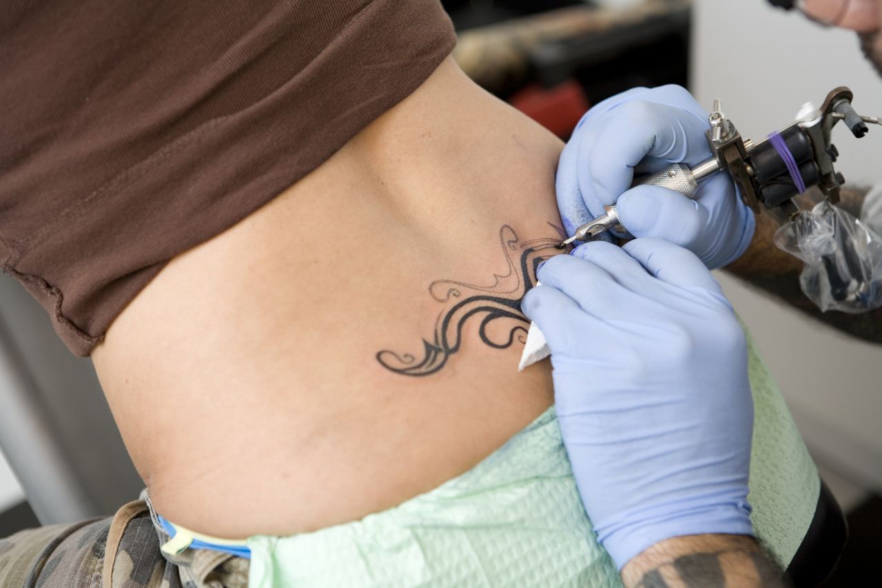Tattoos waren auch schon in den 90ern nicht wegzudenken. Doch für eine besondere Jugendsünde schämen sich viele heute wohl nur noch: das Steißbein-Tattoo, liebevoll "Arschgeweih" genannt.