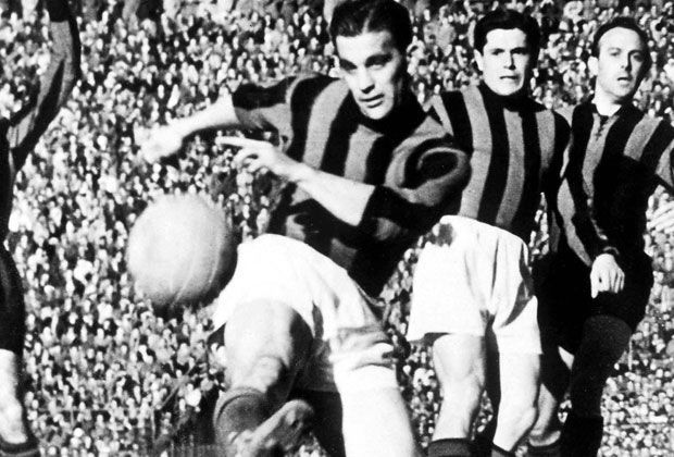 
                <strong>AC Mailand: Gunnar Nordahl (214 Tore)</strong><br>
                In den 40er-Jahren schoss sich Gunnar Nordahl, davor als Feuerwehrmann und in einer Brauerei tätig, auf den Zettel europäischer Top-Klubs. Milan lotste ihn 1949 nach Italien, wo der Schwede in sieben Jahren traf, wie er wollte. Am Ende standen 214 Tore zu Buche.
              