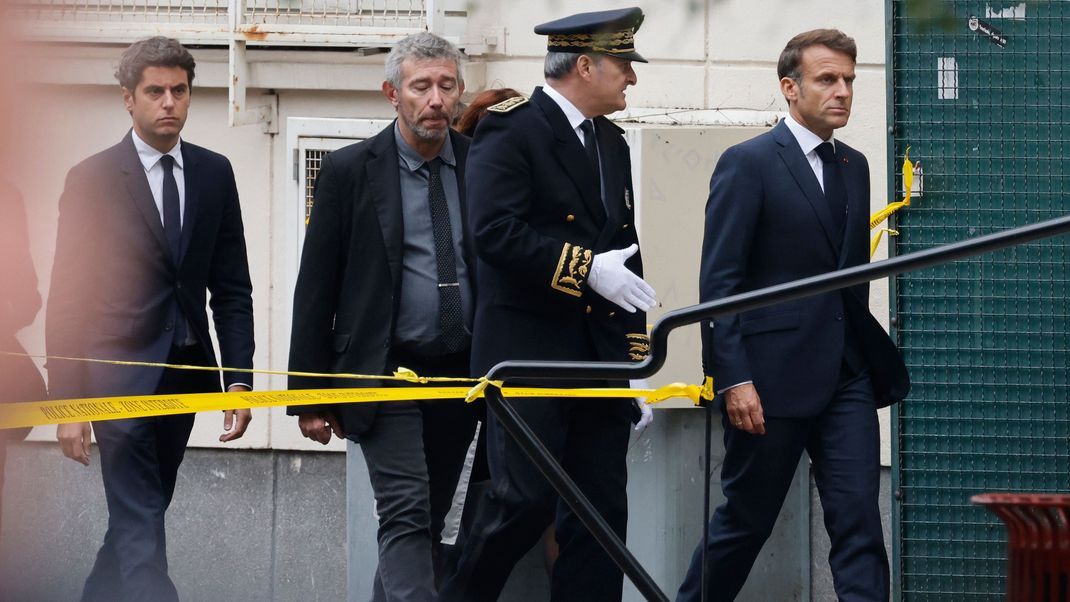 Emmanuel Macron (r), Präsident von Frankreich, und Gabriel Attal (l), Bildungsminister von Frankreich, kommen nach einem Messerangriff am Gymnasium Gambetta an.