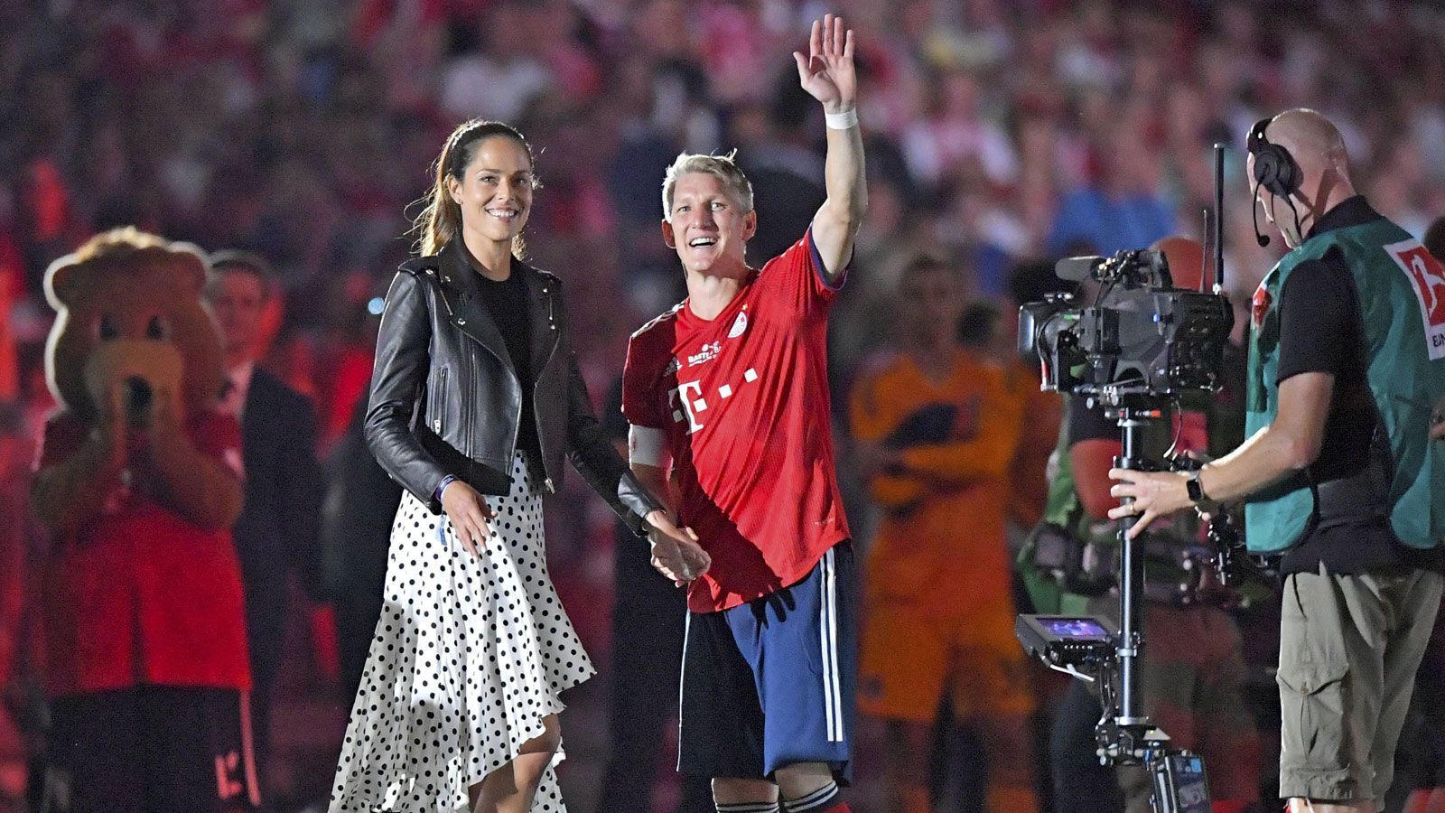 
                <strong>Bastian Schweinsteiger und Ana Ivanovic</strong><br>
                Jetzt geht's für Schweinsteiger mit Chicago Fire in der MLS weiter - und selbstverständlich auch mit seiner bezaubernden Ehefrau Ana Ivanovic.
              