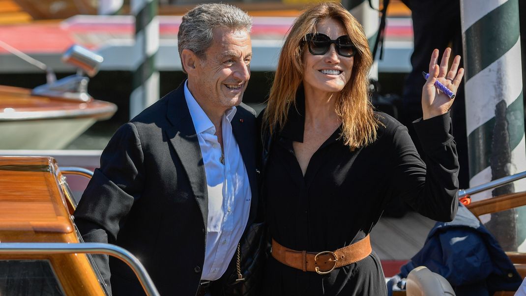 Carla Bruni, Ehefrau von Nicolas Sarkozy, steht unter Verdacht, eine Rolle in der Affäre um angebliche Wahlkampfgelder aus Libyen gespielt zu haben.