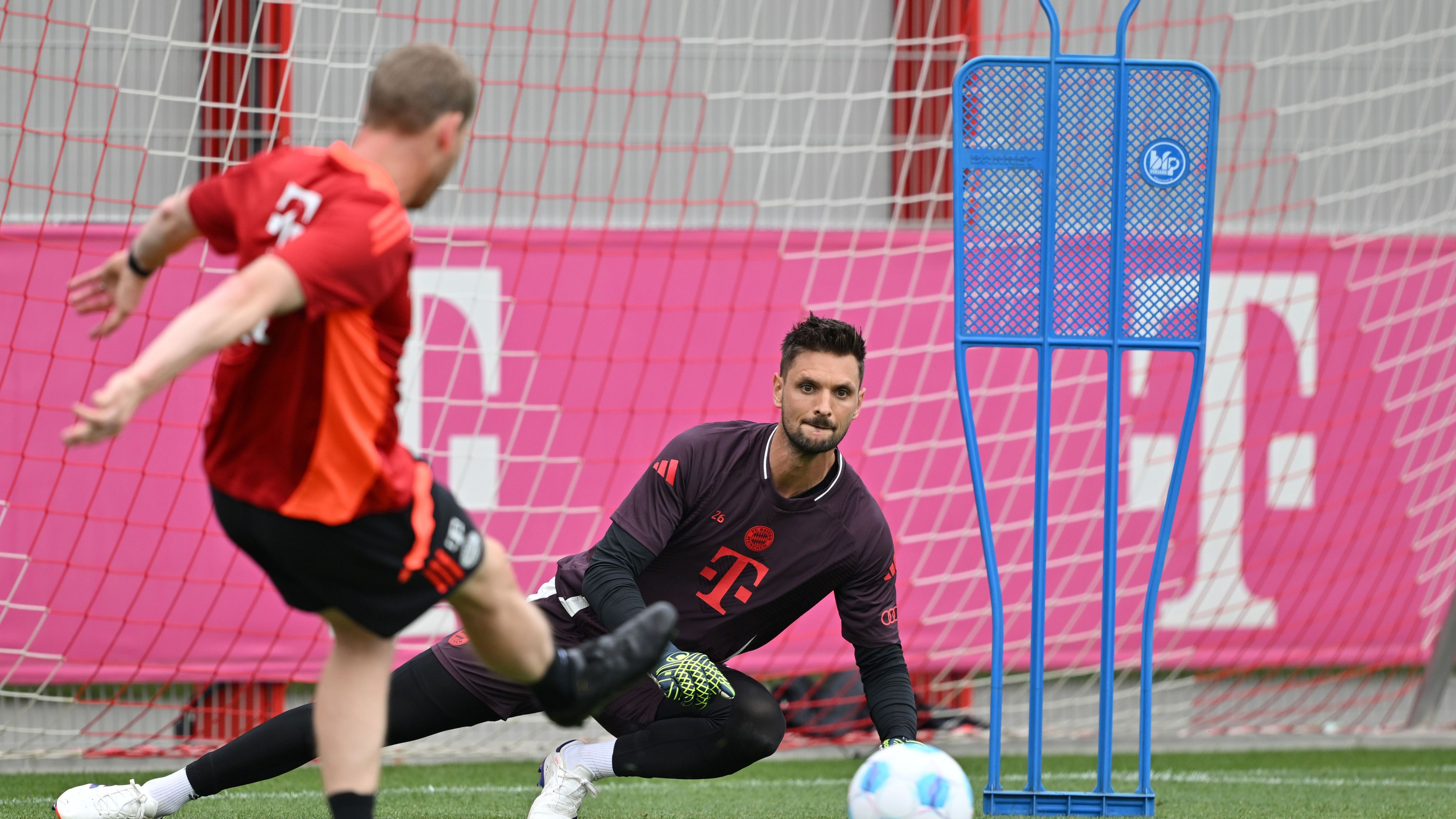 <strong>Großprojekt: Säbener Straße</strong><br>"Ein neues Leistungszentrum ist daher ein zentraler Baustein, damit der FC Bayern weiterhin internationale Spieler von sich überzeugen und auf absolutem Top-Niveau konkurrenzfähig bleiben kann.” Nun hat der <a data-li-document-ref="459432" href="https://www.ran.de/sports/fussball/bundesliga/news/fc-bayern-muenchen-antrag-fuer-neues-trainingszentrum-gestellt-459432">FC Bayern selbst das Riesen-Vorhaben bestätigt</a>. Ein entsprechender Entwurf würde bei der Stadt eingereicht werden, offiziell angestoßen ist das Projekt also noch nicht.