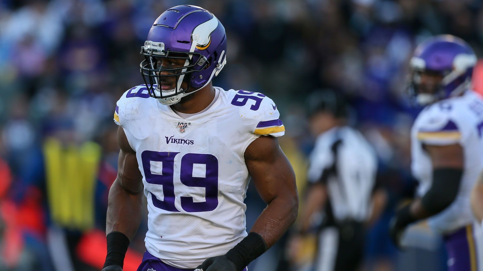 
                <strong>Danielle Hunter (Minnesota Vikings)</strong><br>
                Ein Bandscheibenvorfall beendet die Saison von Vikings-Pass-Rusher Danielle Hunter vorzeitig. Wie die NFL-Insider Ian Rapoport und Tom Pelissero berichten, wird sich der Drittrundenpick aus dem Jahr 2015 einer Operation unterziehen müssen und somit die restliche NFL-Saison verpassen. Hunter, der als jüngster Spieler der NFL-Geschichte die 50-Sack-Marke knackte, litt bereits seit Saisonbeginn unter der Verletzung und könnte gleichzeitig seine letzten Momente in einem Vikings-Trikot erlebt haben. Obwohl Hunter noch bis einschließlich 2023 unter Vertrag steht, könnte er eine weitere Gehaltserhöhung fordern oder im schlimmsten Fall gar getradet werden, berichtet Rapoport auf Twitter.
              