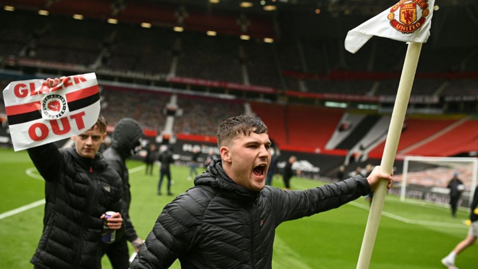 
                <strong>Partie Stadion-Sturm abgesagt</strong><br>
                Im Inneren des Stadions musste dann unter anderem eine Eckfahne dran glauben. Auch eine Kamera soll zerstört worden sein, während einige Chaoten sogar den Weg in die Katakomben gefunden haben. Zwar bekam die Polizei die Fans bald wieder aus dem Stadion, der Anpfiff verzögerte sich jedoch - bis die Partie aus Sicherheitsgründen abgesagt und verschoben wurde.
              