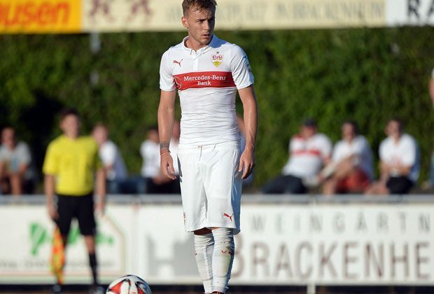 
                <strong>VfB Stuttgart Heimtrikot</strong><br>
                Spielmacher Alexandru Maxim zeigt das komplette neue Heimtrikot. Neu in Stuttgart: Der VfB hat ab dieser Saison wieder das ursprüngliche Vereinswappen auf der Brust.
              
