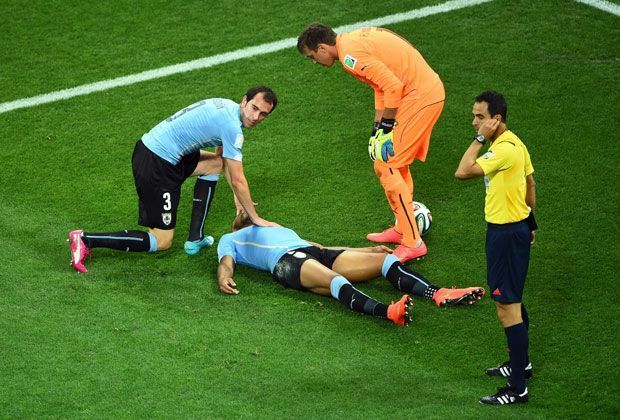 
                <strong>Hart, härter, Alvaro Pereira</strong><br>
                Kein Wunder, das der Uruguayer erst einmal völlig ausgeknockt auf dem Rasen liegen blieb. Seine Teamkollegen waren sofort zur Stelle, um ihm zu helfen.
              