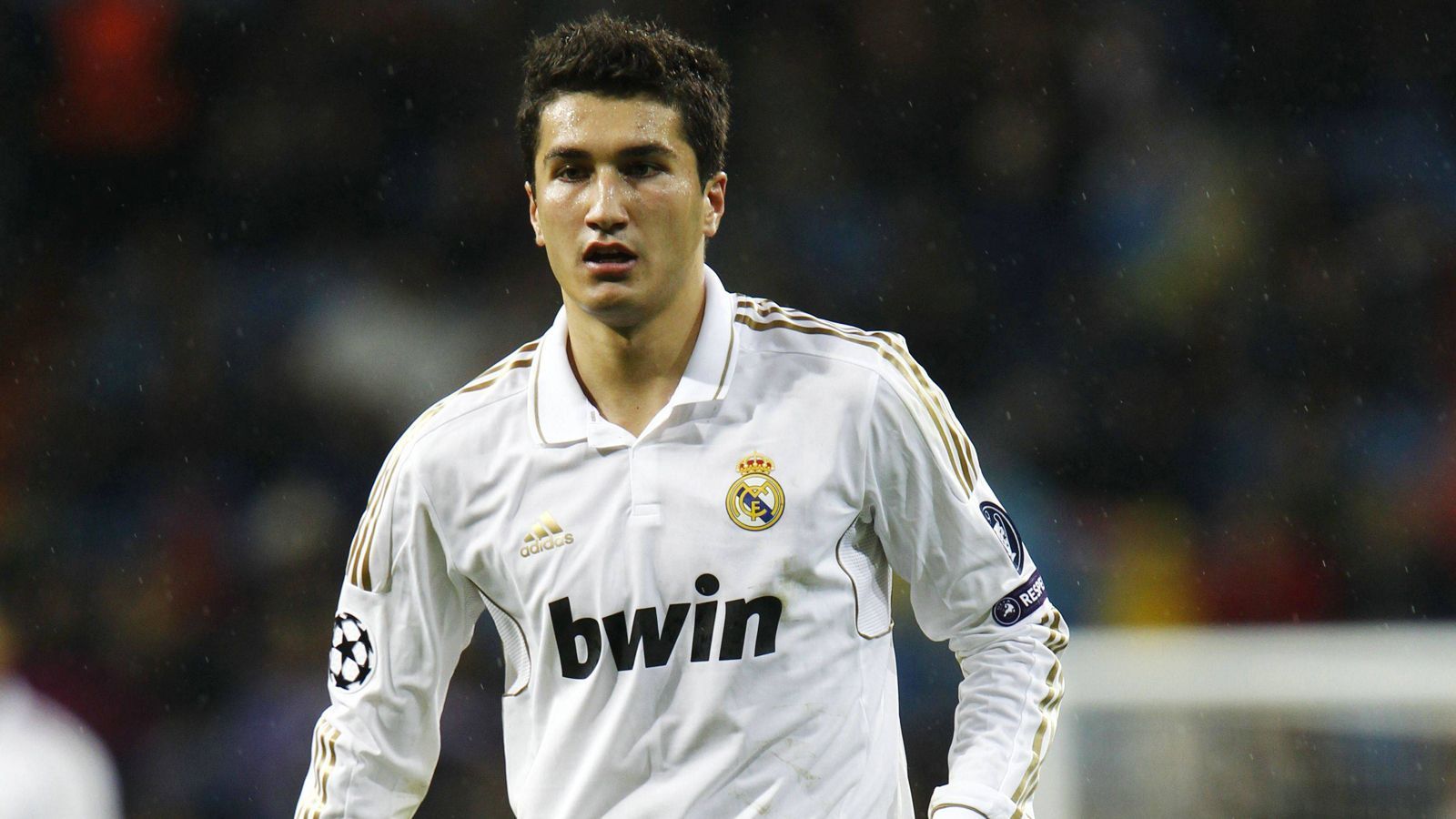 
                <strong>Nuri Sahin (ehemals Real Madrid)</strong><br>
                Nuri Sahins Zeit in Madrid war nicht gerade erfolgreich. Seine Bilanz: zehn Einsätze und ein Tor. Damit hatte vor dem Vertragsabschluss aber offenbar weder Sahin selbst noch der Verein gerechnet, sonst wäre eine besondere Klausel nicht nötig gewesen: Wie "Football Leaks" berichtet, soll sich der türkische Nationalspieler damals vertraglich eine satte Gehaltserhöhung gesichert haben, wäre er als Weltfußballer nominiert worden. Der erträumte Höhenflug hätte Sahin angeblich ein Gehalt von 7,2 Millionen Euro eingebracht ...
              