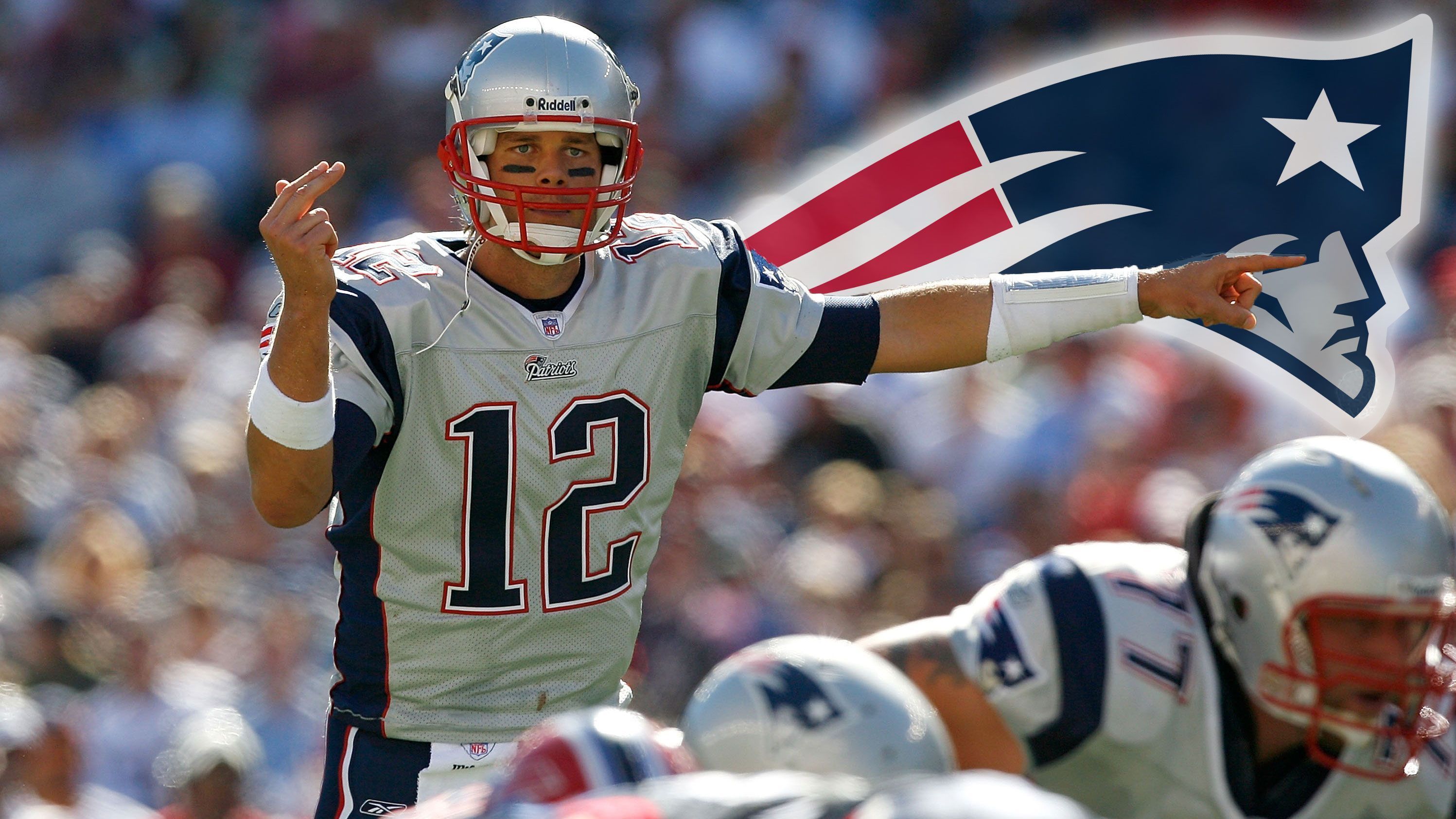 
                <strong>New England Patriots 2007</strong><br>
                Natürlich muss in dieser Liste auch der G.O.A.T. auftauchen - es wäre verrückt, wenn nicht. Tom Brady schaffte 2007 die perfekte Saison mit den New England Patriots und gewann alle 16 Spiele in der Regular Season. Auch die ersten beiden Playoff-Spiele gegen die Jacksonville Jaguars und die San Diego Chargers dominierten die Pats und zogen verdient in den Super Bowl XLII ein. Dort warteten die New York Giants um Quarterback Eli Manning, die das Spiel mit 17:14 gewannen und den Patriots damit die absolute Perfektion verwehrten. Die Saison wird in New England immer als ein großes "was wäre wenn" in Erinnerung bleiben. 
              