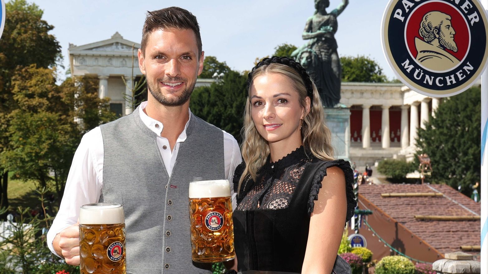 <strong>Der FC Bayern München auf dem Oktoberfest: Die besten Wiesn-Bilder</strong><br>Das nächste Pärchen: Torhüter Sven Ulreich mit seiner Lisa.