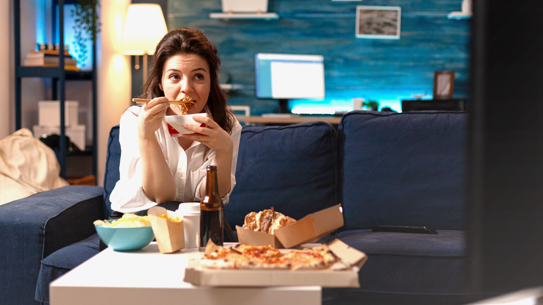 Schon kleine Angewohnheiten, wie vor dem Fernseher zu essen, können dick machen. Worauf du achten solltest, um gesund zu leben und abzunehmen.
