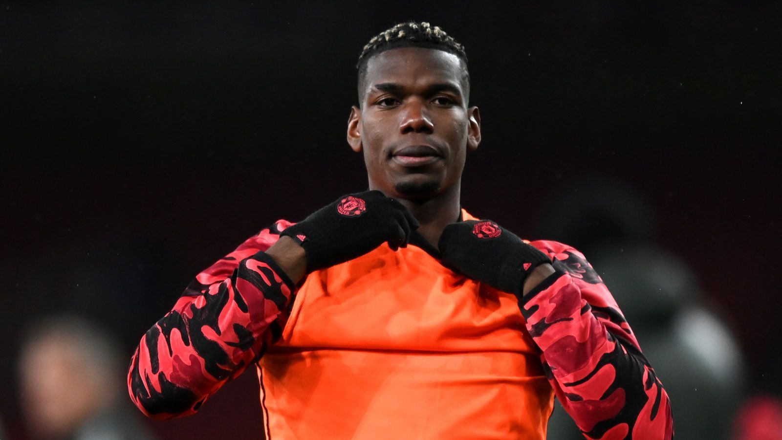 
                <strong>Paul Pogba (Manchester United)</strong><br>
                Vertrag endet: 2022Auf Trennung sollen die Zeichen bei Paul Pogba und Manchester United ein Jahr vor Vertragsende stehen. Wobei zur Wahrheit auch gehört, dass es zwischen dem Franzosen und den "Red Devils" ein ewiges Hin und Her zwischen großer Liebesbeziehung und Ehe auf Zeit gibt. Zudem ist Mino Raiola, Berater des Weltmeisters, immer vorne dabei, wenn es darum geht, seine Klienten ins Schaufenster zu stellen. Wobei diesmal eine grundsätzliche Entscheidung getroffen werden müsste, denn das Risiko eines ablösefreien Abgangs im Sommer 2022 wird Englands Rekordmeister nicht eingehen wollen. Als möglicher Abnehmer wurde bereits sein Ex-Klub Juventus Turin genannt, dagegen sind Spekulationen um einen Transfer zu Real Madrid merklich abgekühlt.
              