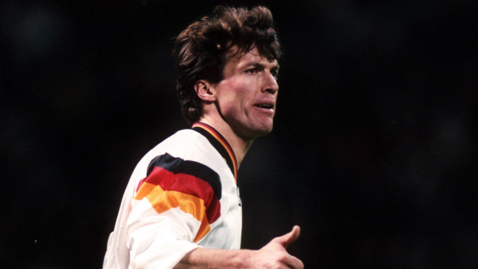 
                <strong>Matthäus' Tagebücher (1996)</strong><br>
                Lothar Matthäus veröffentlicht via "Bild"-Zeitung "Tagebücher" mit Interna aus den Teams. Da er dabei vor allem Vogts' Lieblingsspieler Jürgen Klinsmann attackiert, gewinnt dieser den Machtkampf und Matthäus darf nicht zur EM 1996 - bei der Deutschland den Titel holt. Matthäus gibt später nochmal ein Comeback und beendet seine Nationalmannschafts-Karriere erst nach der missratenen EM 2000 im Alter von 39 Jahren.
              