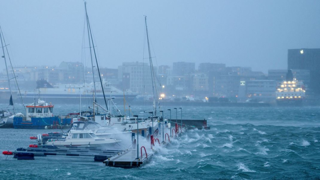 Sturm "Ingunn" brachte auch die Boote im Hafen der norwegischen Stadt Bodø ins Wanken.