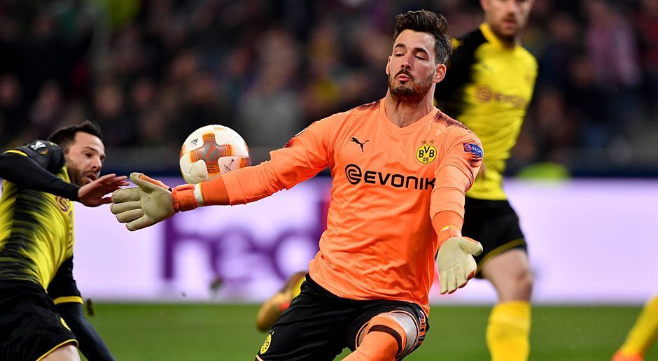 
                <strong>Roman Bürki</strong><br>
                Man muss das so deutlich sagen: Ohne den Schweizer hätte der BVB die Europa League schon nach 20 Minuten abhaken können. Bürki ist zur Stelle, rettet in höchster Not und bügelt die Patzer seiner Vorderleute aus. Hat am Ende nur leider nichts gebracht. Trotzdem der beste Dortmunder. ran-Note: 2
              