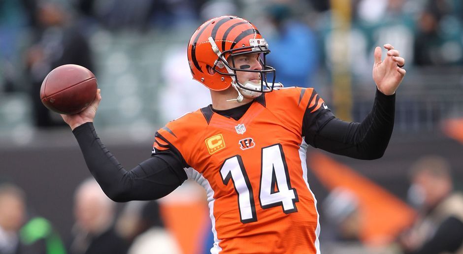 
                <strong>Andy Dalton (Cincinnati Bengals)</strong><br>
                Zwölf Millionen Dollar könnte der Quarterback sich laut seinem Vier-Jahres-Vertrag (2016 bis 2020) dazuverdienen. Eine Million Dollar bei Erreichen der Divisional-Playoffs in allen vier Saison. Zusätzliche 500.000 pro Spielzeit für das Erreichen der Conference-Championships. Insgesamt drei Millionen Dollar würde Andy Dalton bekommen, wenn seine Franchise zusätzlich den Super Bowl gewinnen würde. Auf vier Jahre hochgerechnet würde der Passgeber also einen Bonus in Höhe von zwölf Millionen Dollar erhalten. Aktuell (8. Dezember 2016) sind die Bengals allerdings auf dem besten Weg, die Playoffs zu verpassen.
              