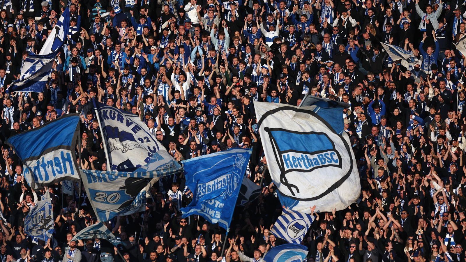 
                <strong>Platz 12 - Hertha BSC</strong><br>
                &#x2022; Durchschnittliche Anzahl an Auswärtsfans: 2.888<br>&#x2022; Höchste Anzahl an Auswärtsfahrern: 5.500 (in Leipzig)<br>&#x2022; Niedrigste Anzahl an Auswärtsfahrern: 1.300 (in Augsburg)<br>
              