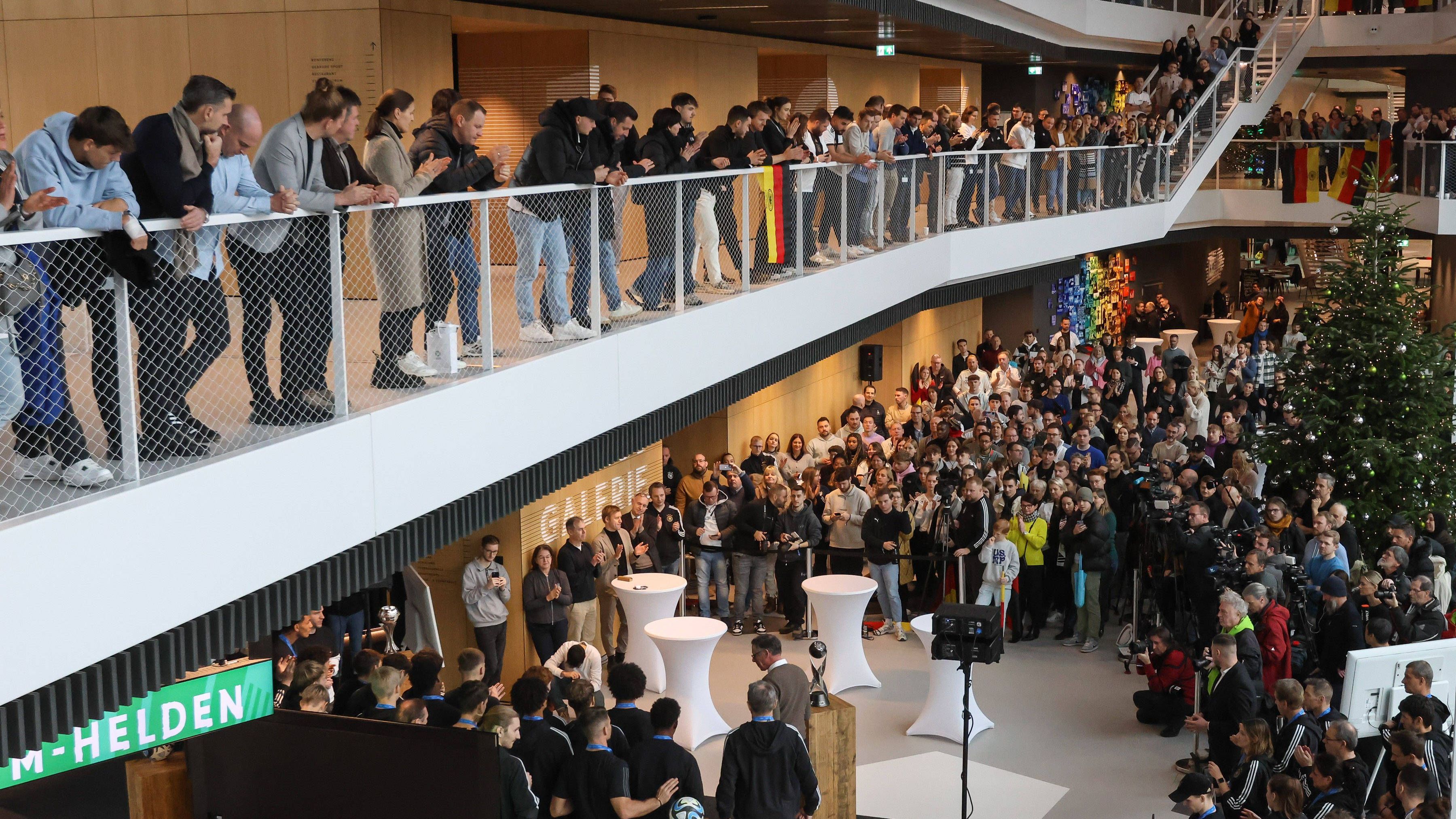 <strong>Fans und Familie empfangen die U17-Helden</strong><br>Hunderte Fans und Familienangehörige warteten am DFB-Campus in Frankfurt auf die Ankunft der U17-Weltmeister.