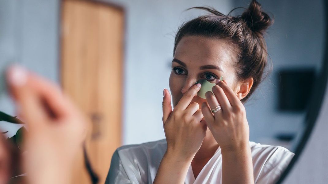 Eine kühlende und feuchtigkeitsspendende Maske hilft gegen Tränensäcke und kaschiert unschöne Augenringe, weitere Make-up und Pflege-Tipps haben wir für euch gesammelt!