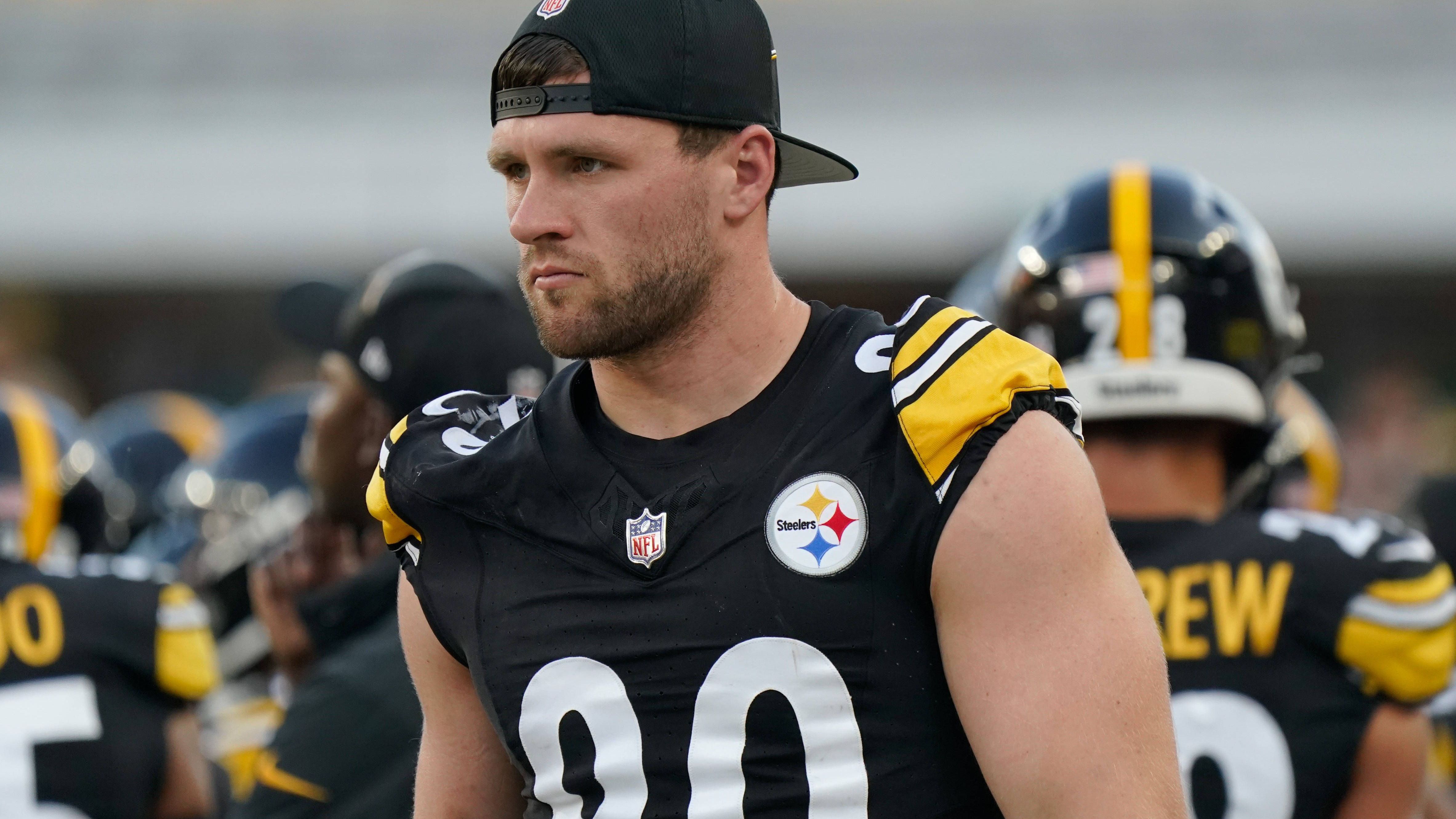 <strong>Pittsburgh Steelers</strong><br>- T.J. Watt: Der vielleicht beste Pass Rusher der Liga kehrt nach Verletzungspause zurück.<br>- Kenny Pickett: Der Quarterback muss im zweiten Jahr zeigen, ob er die Steelers anführen kann.<br>- George Pickens: Mit spektakulären Catches hat Pickens schon als Rookie auf sich aufmerksam gemacht.<br>- Minkah Fitzpatrick:&nbsp; Ist einer der besten Safeties der Liga und seit Jahren wichtiger Bestandteil der Steelers.<br>- Najee Harris: Die geschwächte Offense soll er zu neuem Ruhm führen.