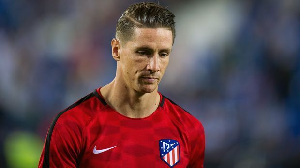 
                <strong>Fernando Torres (Atletico Madrid)</strong><br>
                Atletico Madrids Vereinsikone Fernando Torres könnte seine große sportliche Liebe wohl ein zweites Mal verlassen. Denn der 33 Jahre alte Stürmer sieht laut "Cadena Ser" wohl nicht mehr die große sportliche Perspektive für sich. Torres bekomme für seinen Geschmack zu wenige Einsatzminuten und deshalb soll der Welt- und Europameister offenbar mit einem Wintertransfer liebäugeln, zumal bekanntlich im Winter mit Diego Costa noch ein weiterer Konkurrent nach Madrid kommen wird. Demnach gibt es wohl schon Angebote aus China und den USA für den routinierten Spanier. Torres' Vertrag bei Atleti läuft nur noch bis zum Sommer 2018.
              