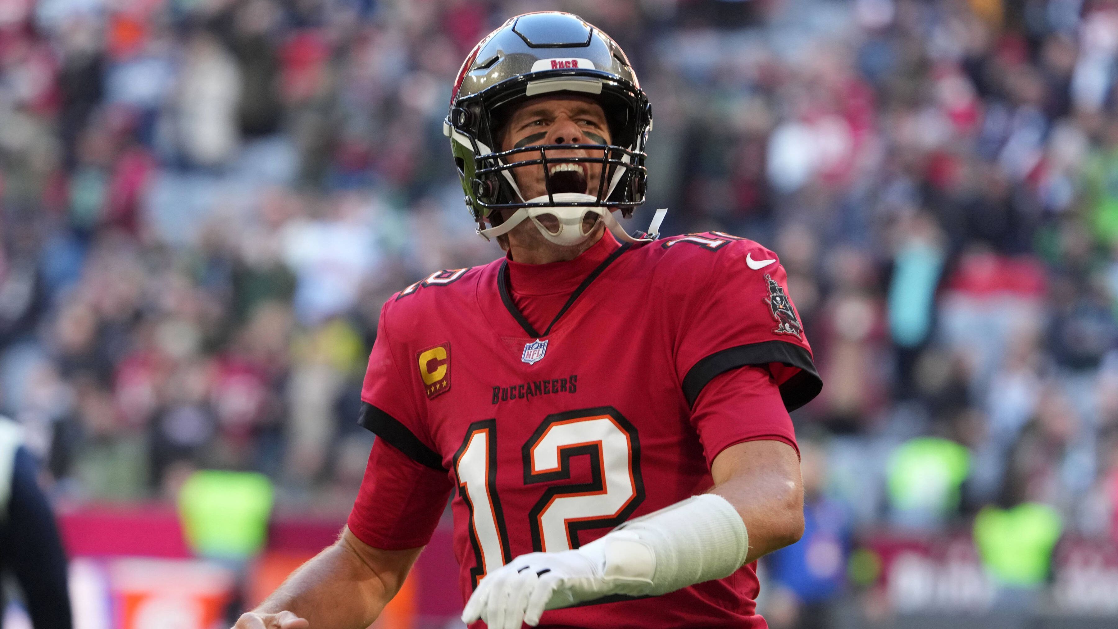 
                <strong>Tom Brady rockt die Allianz Arena: Spielfilm des G.O.A.T. beim Munich Game</strong><br>
                Die Bucs kamen besser als der Gegner in die Partie und dann passierte Historisches! Die Buccaneers erzielten den ersten NFL-Touchdown auf deutschem Boden. Wide Receiver Julio Jones gelang das Kunststück nach Pass von Brady. Gegen die Seahawks-Defense hatten die beiden Routinies in diesem Spielzug aber auch leichtes Spiel.
              