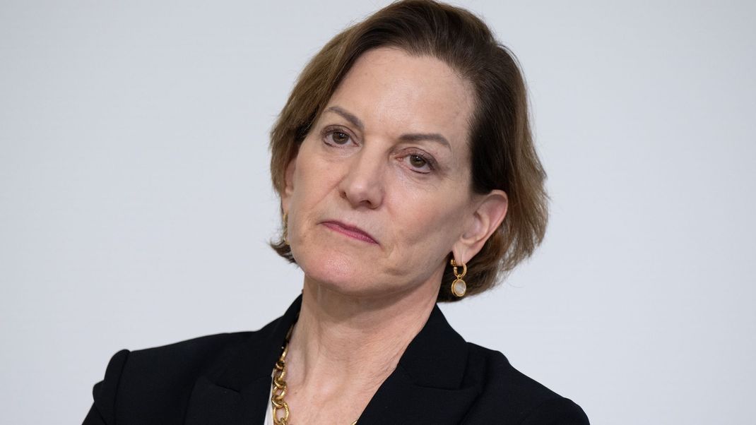 Die US-Historikerin Anne Applebaum meldet sich mit einer klaren Forderung an Merz zu Wort.
