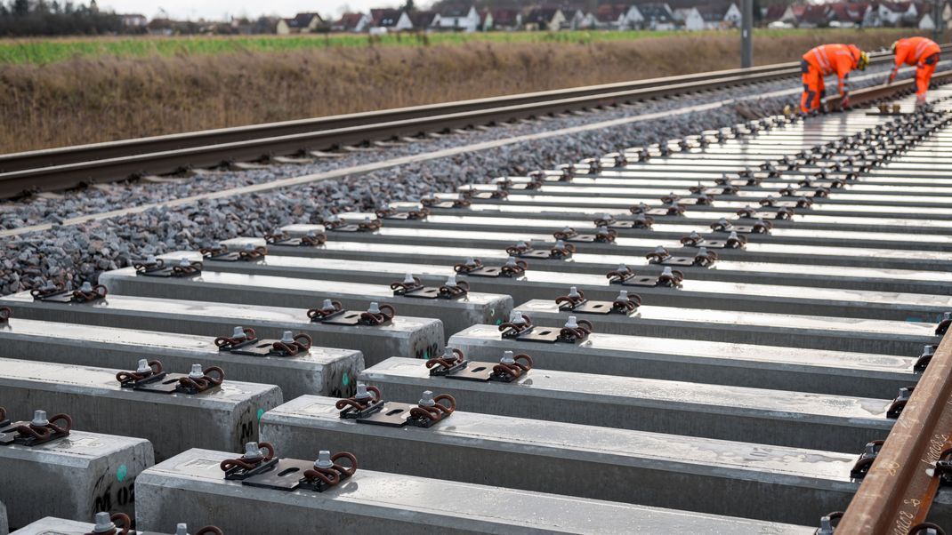 Arbeiter verlegen Gleise an einer Bahnbaustelle der ICE-Strecke zwischen Nürnberg und Bamberg. 