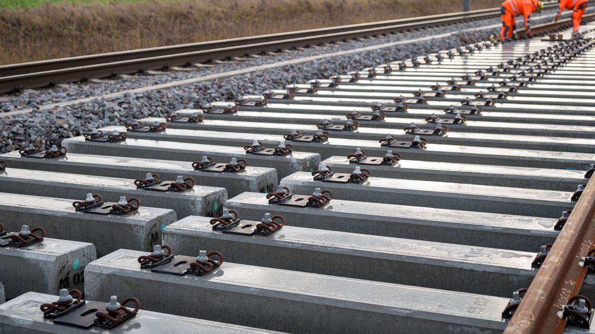 Arbeiter verlegen Gleise an einer Bahnbaustelle der ICE-Strecke zwischen Nürnberg und Bamberg. 