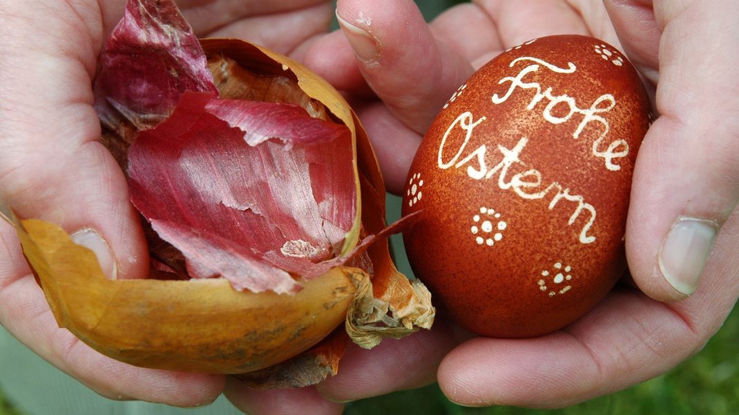 Eier färben - ganz natürlich mit Zwiebelschalen. Wir verraten, wie's gelingt.