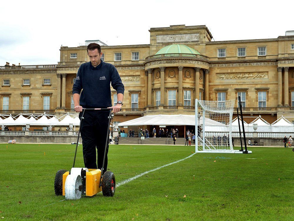 FußballKick im Garten der Queen