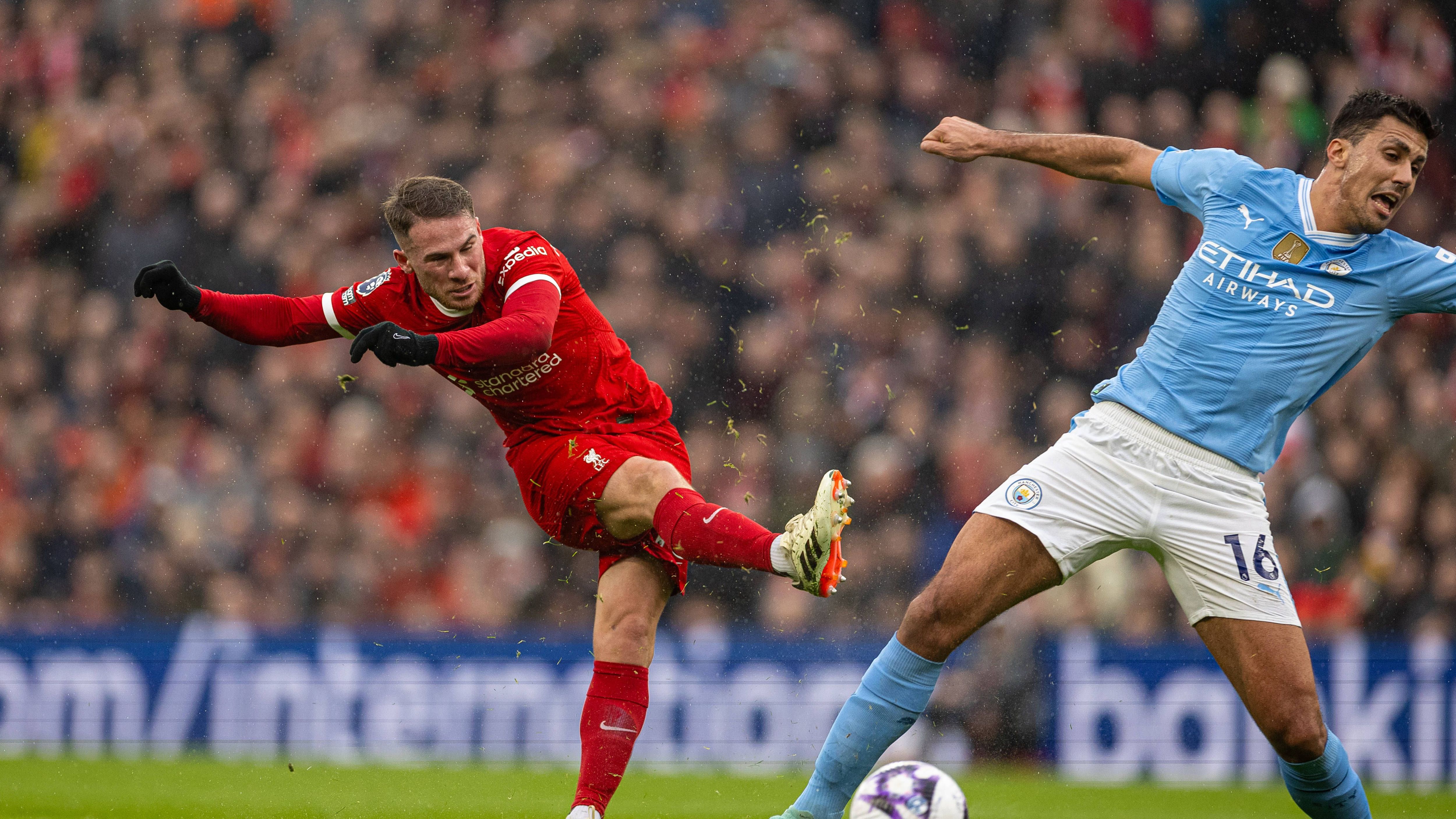 <strong>Alexis Mac Allister (FC Liverpool)</strong><br>Der Weltmeister wird bei der Ecke zum 0:1 von Ake weggeblockt, damit der Ball beim 0:1 zu Stones durchrutschen kann. Im Spiel nach vorne lässt er zunächst die Nebenleute glänzen. Den Elfer knallt er links oben rein. In der Schlussphase schießt er aus der Bedrängnis drüber. In der Nachspielzeit bekommt er &nbsp;im Strafraum einen Tritt von Doku in Brusthöhe ab, doch der Elferpfiff bleibt aus. <strong><em>ran</em>-Note: 3</strong>