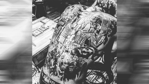 
                <strong>Odell Beckham jr. </strong><br>
                Richtig spektakulär wird es aber auf seinem Oberkörper mit einem Tattoo über den ganzen Rücken mit einer dramatischen New Yorker Skyline. 
              