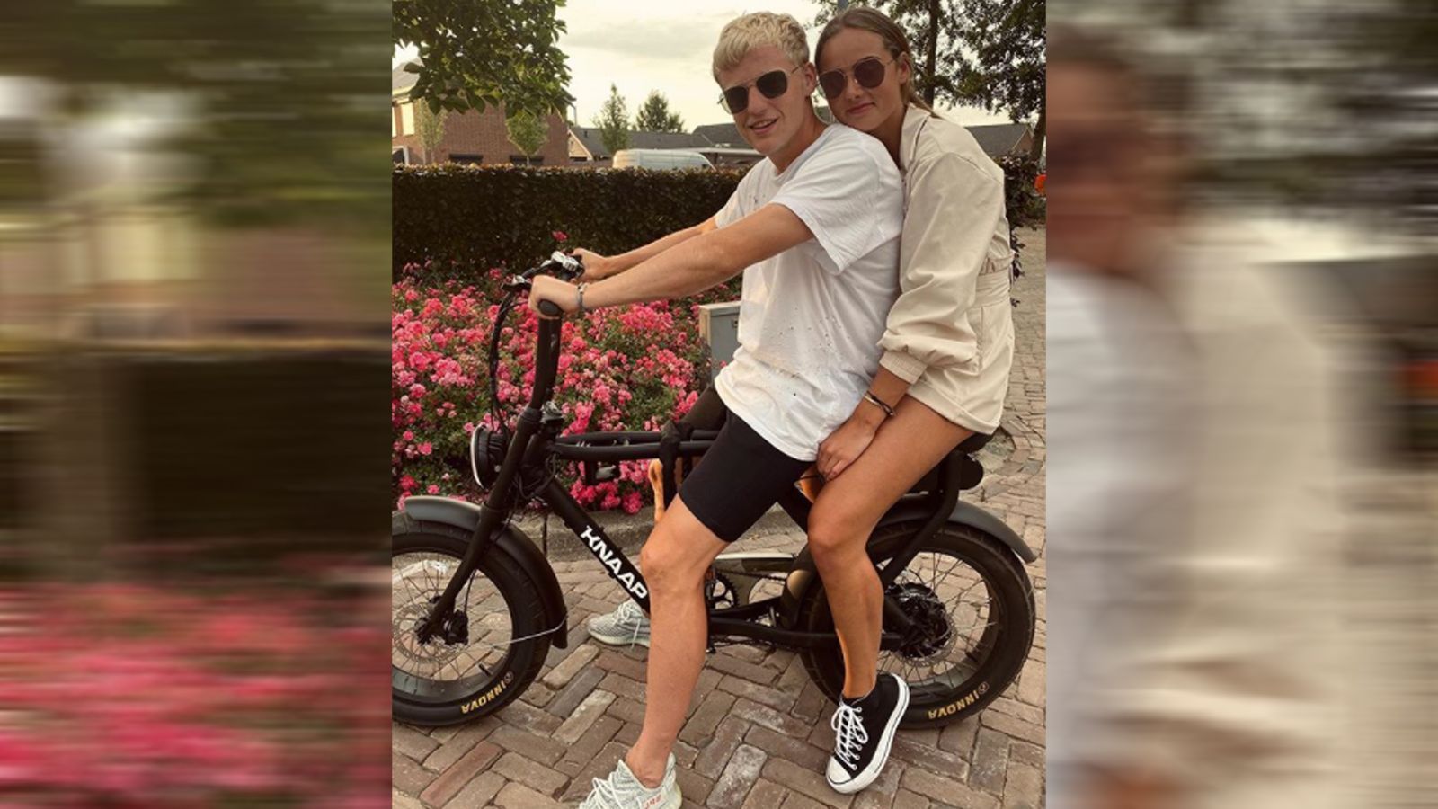 
                <strong>Donny van de Beek und Estelle Bergkamp</strong><br>
                "Nice evening ride after a sunny day", schrieb van de Beek zu diesem Urlaubsschnappschuss mit seiner Estelle. Haben die beiden sogar das Potenzial zum neuen Glamour-Paar von Manchester? Immerhin würden die beiden damit in die Fußstapfen von Victoria und David Beckham treten, die einst auf der Insel für so manche Meldung in der britischen Klatschpresse sorgten. 
              