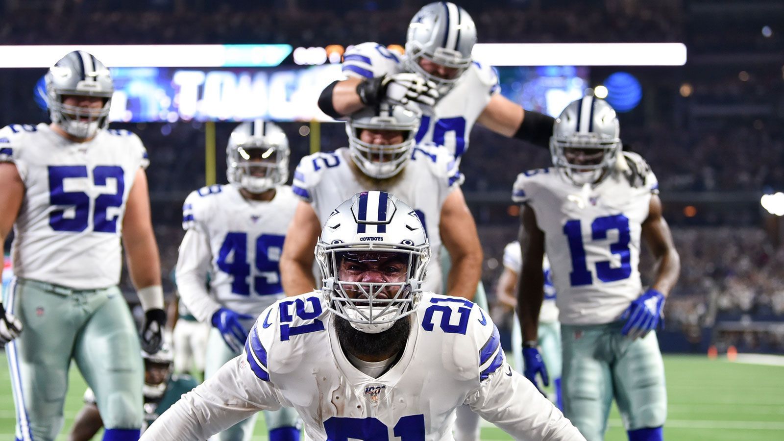 
                <strong>Rushing Offense: Dallas Cowboys</strong><br>
                Die Rushing Offense der Dallas Cowboys erwischte gegen die starke Lauf-Verteidigung der Philadelphia Eagles einen absoluten Sahnetag. Cowboys 90-Millionen-Dollar-Mann Ezekiell Elliott fand immer wieder große Lücken, die der Running Back gnadenlos ausnutzte. Neben Elliott erzielten zwei weitere Spieler einen Rushing Touchdown: Wide Receiver Tavon Austin und Quarterback Dak Prescott besiegelten neben Elliott die stärkste Rushing-Offense des Spieltages.Gesamtpunktzahl: 36
              