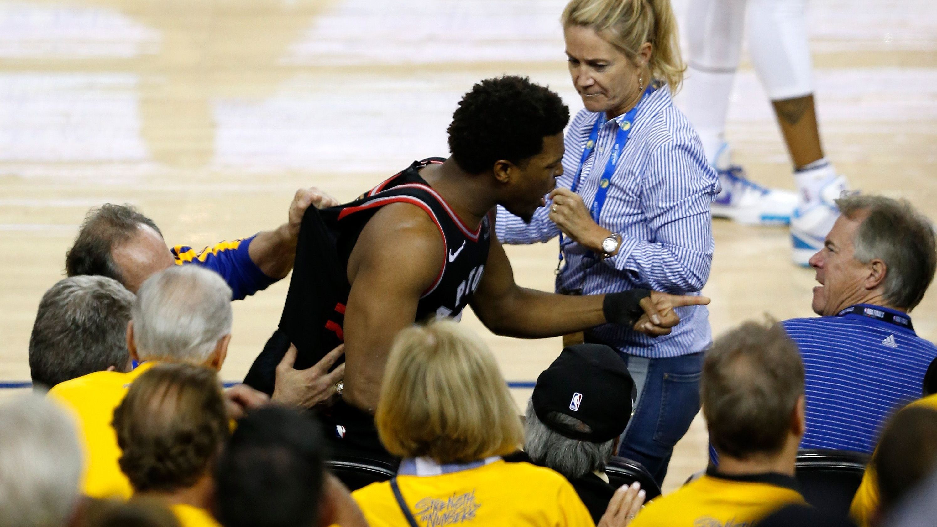 <strong>5. Platz (geteilt): Mark Stevens (2019) - 500.000 Dollar</strong><br>Während der NBA-Finals 2019 schubste ein Investor der Golden State Warriors, Mark Stevens (rechts), Kyle Lowry von den Raptors. Lowry war zuvor in die Zuschauer gefallen. Der US-Milliardär wurde für ein Jahr von allen Veranstaltungen und Aktivitäten des Teams ausgeschlossen und mit einer Geldstrafe belegt. Sein Gebaren half niemandem, Toronto wurde NBA-Champion.