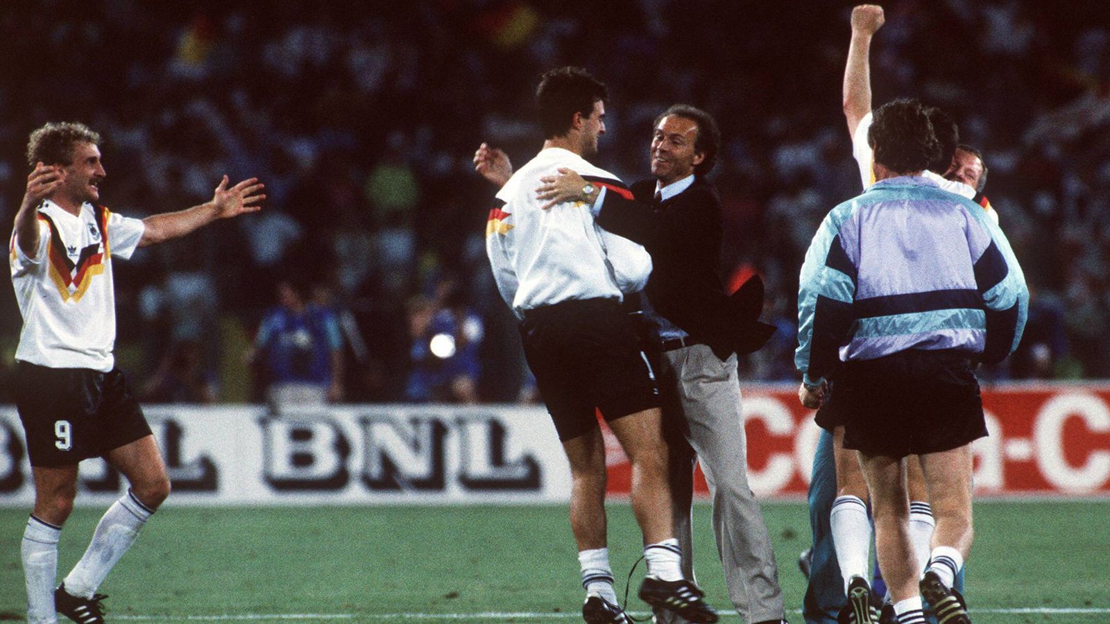 
                <strong>WM-Finale 1990: Argentinien - Deutschland</strong><br>
                Der Rest ist Jubel. Nach 1954 und 1974 war Deutschland zum dritten Mal Weltmeister.
              