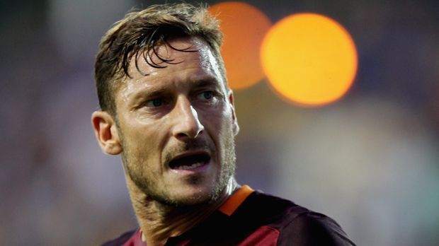 
                <strong>Francesco Totti (40 Jahre)</strong><br>
                Die Italiener scheinen im Alter fit zu bleiben - Francesco Totti ist dafür vielleicht sogar der beste Beweis. Der heute 40-Jährige spielte in seiner gesamten Karriere bislang nur für einen Klub: den AS Rom. Dass sich daran noch was ändert, ist eher unwahrscheinlich, der aktuelle Vertrag läuft bis 2017. Sein Debüt in der Nationalmannschaft gab Totti 1998. 2006 wurde er mit Italien Weltmeister. 
              